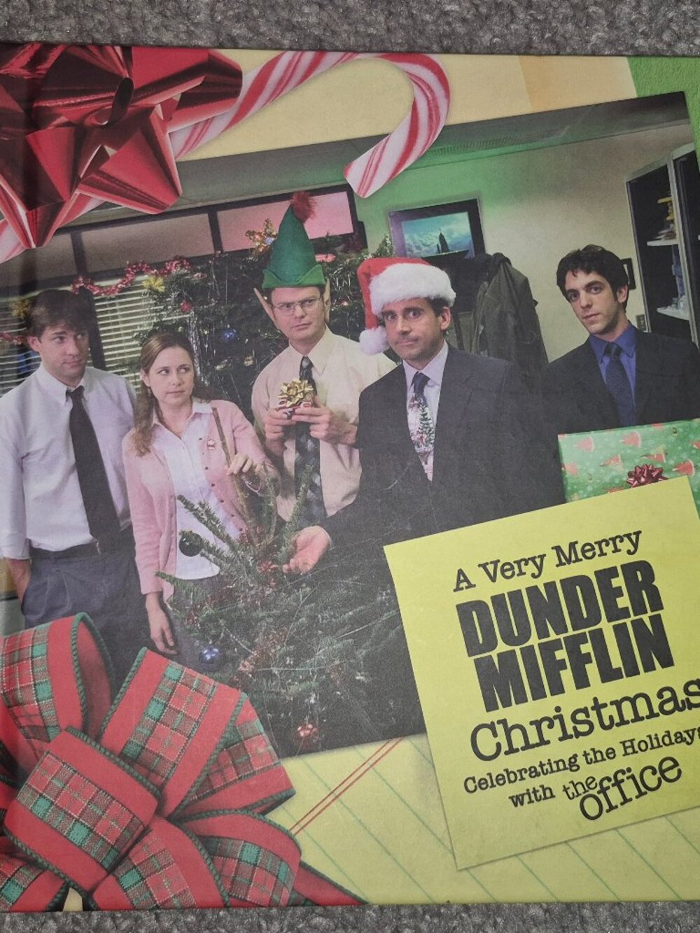 A Very Merry Dunder Mifflin Christmas-Celebrating the Holidays w/The Office Book